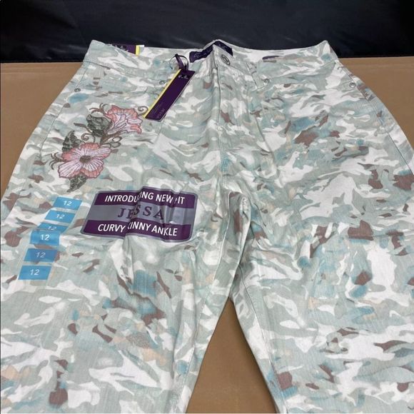 Gloria Vanderbilt Jesse Curvy Skinny Jeans - Picture 2 of 8